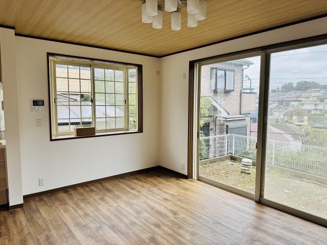 八王子市　横川町　中古戸建ての居間・リビング|～南東向きで明るく陽当たりの良いLDK、家族団欒の時間をお過ごしいただけます～