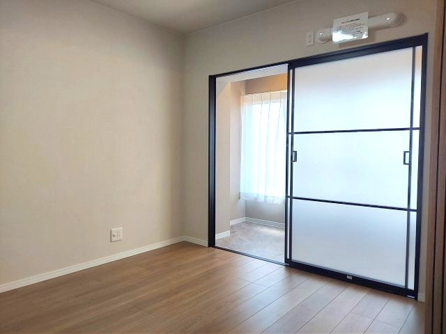 宝塚御殿山マンションの洋室|西側洋室約5帖