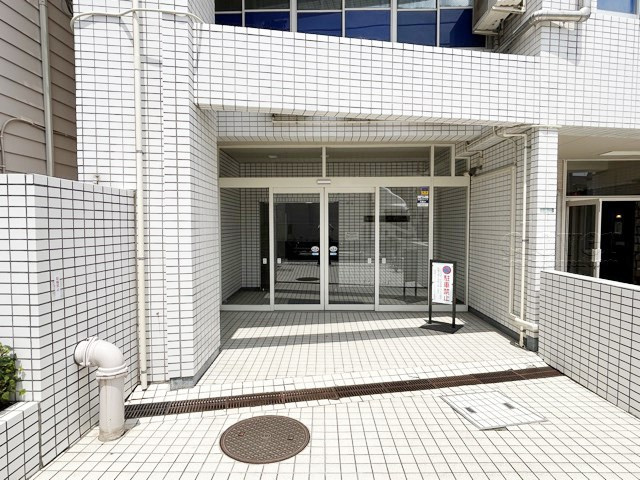 【エントランス】 | 東海第一グリーンパークマンション | お客様を、そして住人を出迎えてくれるマンションのエントランス。ゴミが落ちていないことからも、管理状態の良さや住民の節度の高さが見て取れます。～即日のご見学可能～　お問合せはお気軽にどうぞ。
