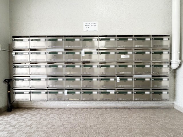 【設備】 | 東海第一グリーンパークマンション | 郵便物を受け入れる住民共用のポスト。「集合ポスト」とも呼びます。ここもまた、マンションの「顔」のひとつです。～即日のご見学可能～　お問合せはお気軽にどうぞ。
