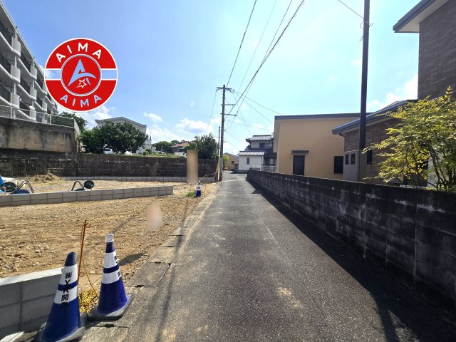 大野城市上大利2丁目第2-5棟（5号棟）の前面道路含む現地写真|前面道路は閑静な住宅地をはしる車通りの少ない道路。お車の出し入れが苦手なママや小さなお子様にも安心ですね。しっかり舗装もされているので、ベビーカーや自転車で通っても快適に通行できます。