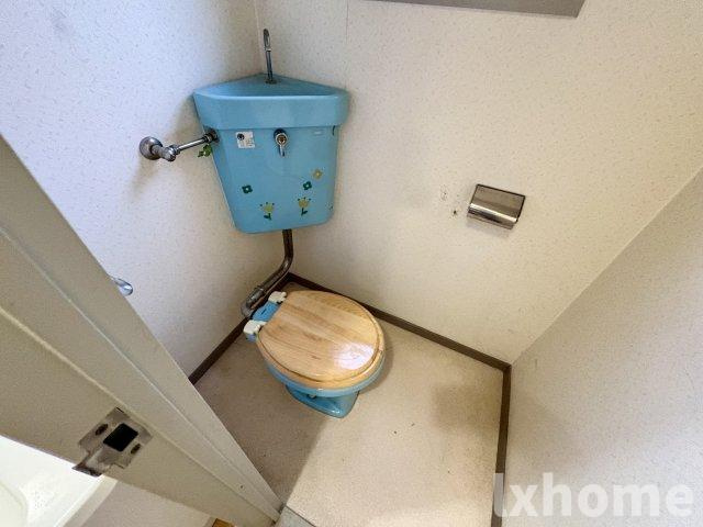 摂津第5マンションのトイレ|落ち着いた色調のトイレです