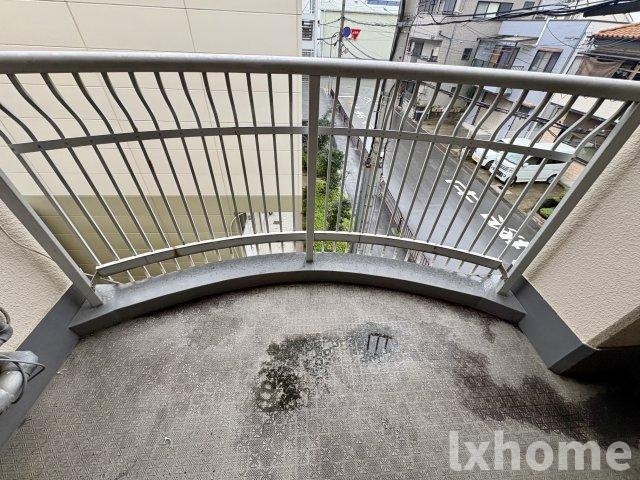 摂津第5マンションのバルコニー|開放的で明るい空間を演出してくれるバルコニーです