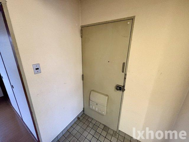 摂津第5マンションの玄関|明るい玄関です