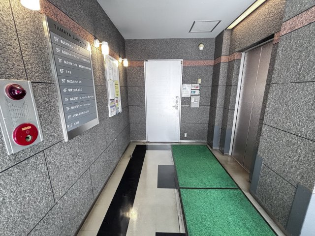 玉屋ビルのエントランス