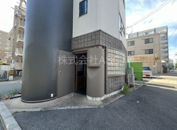 三国本町1丁目テナントビルのエントランス