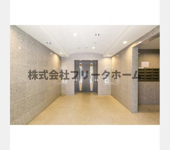 三鷹市下連雀４丁目の賃貸マンションのエントランス