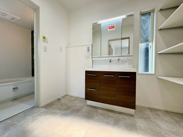 「家中スッキリ整う住まい」高知市東石立町2号地　新築一戸建ての独立洗面台|清潔感のある、広々とした洗面化粧台。身支度もスムーズに行えます。