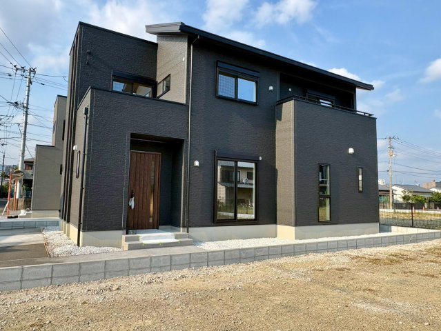 「家中スッキリ整う住まい」高知市東石立町2号地　新築一戸建ての外観|シックな黒の外壁が目を引く、スタイリッシュなモダン邸宅☆