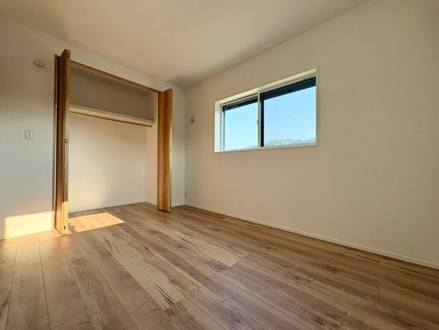 「家中スッキリ整う住まい」高知市東石立町2号地　新築一戸建ての洋室|窓からの光が心地よい洋室。自分だけのプライベート空間に。