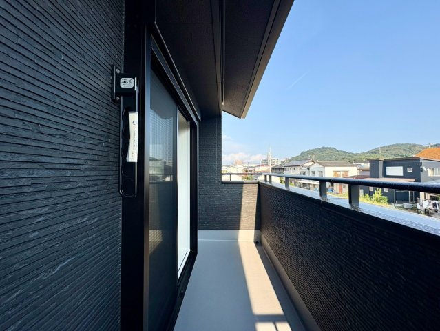 「家中スッキリ整う住まい」高知市東石立町2号地　新築一戸建てのバルコニー|陽当たり・通風良好なバルコニー。手すり壁が高めでプライバシーに配慮された安心の設計です。