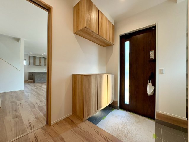 「家中スッキリ整う住まい」高知市東石立町2号地　新築一戸建ての玄関|木の温もりを感じる清潔感あふれる玄関スペース。上下セパレート型の大きな靴箱を備えています。