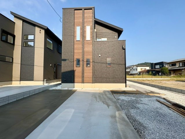 「家中スッキリ整う住まい」高知市東石立町2号地　新築一戸建ての外観|スタイリッシュな木目ラインが引き立つモダンな外観デザイン。前置き駐車もしやすい配置です。
