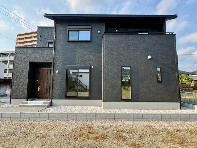 「家中スッキリ整う住まい」高知市東石立町2号地　新築一戸建ての外観|黒を基調とした重厚感ある佇まい。洗練された現代的なフォルムが街並みに美しく映えます。