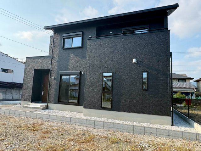 「家中スッキリ整う住まい」高知市東石立町2号地　新築一戸建ての外観|シャープな屋根ラインが美しい外観。陽当たり良好な敷地で快適な新しい暮らしが始まります。