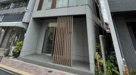 八番館のエントランス