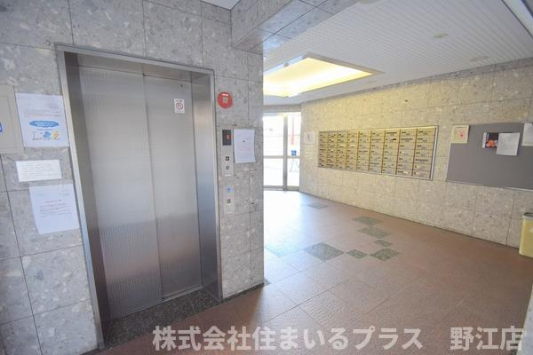 サンシャイン鶴見緑地のエントランス