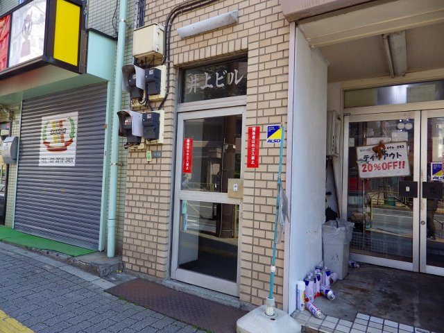井上ビルのエントランス