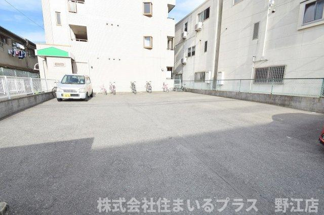 ハイウェールの駐車場