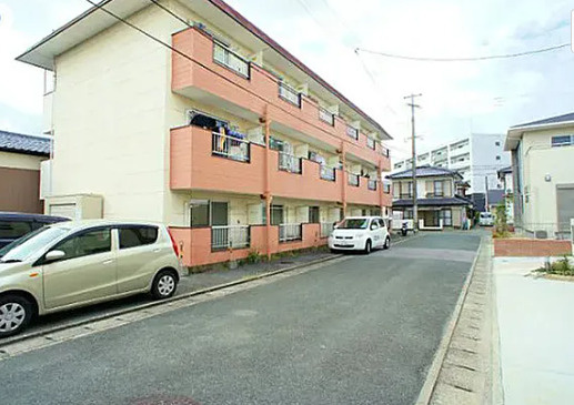 ネオステージⅢの駐車場|敷地内に駐車場がございます