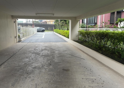 【中庭】 | エクレール第三相模原 | 中庭（パティオ）とは、一つの建築物の内部に設けられた、壁などで囲われている庭のことを指します。コの字型、ロの字型が主流ですが、L字型の中庭もあります。最近では、インテリア性の高さからも人気があります。