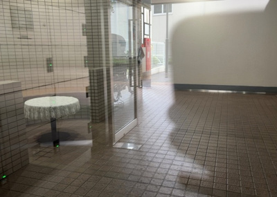 【ロビー】 | エクレール第三相模原 | ラウンジは、マンションの共用スペースに椅子やテーブルなどを配置した利用者が寛げる空間です。屋内型ラウンジと屋外型ラウンジがあります。共用部分の管理状況と合わせて、詳細については現地でご確認ください。