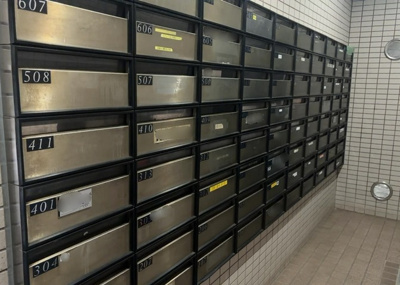 【設備】 | エクレール第三相模原 | エントランス付近に設置されている集合ポストは、住んでいる部屋と離れているため、ポストをあさるなど誰かに何かされていても被害に気づきにくいです。入居する時には他人に特定されにくい番号で鍵をかけましょう！