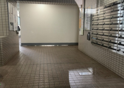 【ロビー】 | エクレール第三相模原 | ロビーというと、エントランスと何がちがうの？と思いますよね。実はロビーとエントランスには明確な決まりはありません。物件によっては、エントランスを入って広がるある程度の広さのある空間がロビーとなります。