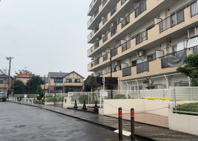 【外観】 | エクレール第三相模原 | 隣家の土地はどうなっているのか、生活利便施設が近くにあるのか、学校まで近いかなど、お客様のライフスタイルにあわせたイメージが重要です。また、近くにあると困る施設が近くにないかも確認するといいでしょう。