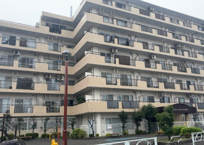 【現況写真】 | エクレール第三相模原 | 道幅が広い場所は日当たりや風通が良好です。幅が広いのですれ違いも可能ですし大きな車でも駐車可能！一方で、大型車が通ることも多くなるため交通量の増加により騒音に繋がります。また土地の値段が高くなります。