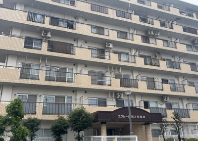 【構造・工法・仕様】 | エクレール第三相模原 | ＲＣ造、Reinforced Concreteは直訳すると補強されたコンクリートです。主に柱や梁・床・壁が鉄筋とコンクリートで構成おり、鉄筋を組んだ型枠にコンクリートを流し込んで固めたものを指します。