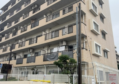 【構造・工法・仕様】 | エクレール第三相模原 | ＳＲＣ造は強度や耐震性の面でもRC造と比べて優れています。そのため、10階建以上の高層または超高層マンションなどの建築にも多く採用されています。柱や梁などのサイズが小さくても高い耐震性を確保できます。