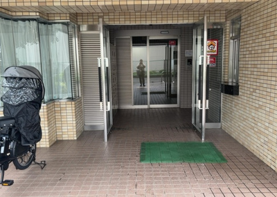 【玄関】 | エクレール第三相模原 | 玄関は家の顔でもあり、家族以外の目にも止まる場所です。玄関は外との間を仕切る扉、靴などをしまっておく収納スペース、靴脱ぎのたたきスペース、来客とのやり取りをするドアホンなど複数のアイテムからなります。
