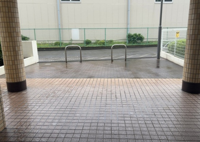 【内装】 | エクレール第三相模原 | 共有部分は、住民なら誰もが使える設備のこと。例えば駐車場やエレベーター、インターネット設備、セキュリティ設備などがあります。他にも、マンションの廊下・外部階段やエントランス・ゴミ置き場などがあります。