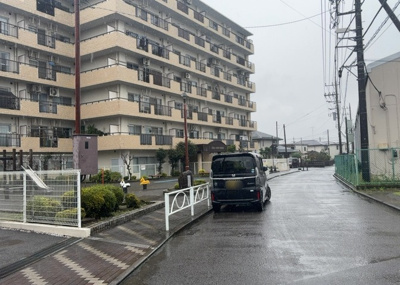 【外観】 | エクレール第三相模原 | 外観はマンション管理がされているかの目安になります。築年数が古いと、壁面は劣化してひび割れが生じることも！建物が古びていても細かいところが修繕されていると、きちんと管理されているなぁと感じるでしょう。