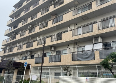【バルコニー】 | エクレール第三相模原 | 一般的なバルコニーは、奥行1.5ｍ程ですが、ワイルドバルコニーは2ｍまで広がっています。そのため洗濯物の間隔をあけ干すことができ、乾きやすいというメリットや、ガーデニングが楽しめる等の特徴があります。