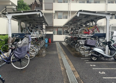 【駐車場】 | エクレール第三相模原 | 車一台あたりに必要なスペースは、標準サイズの普通自動車で横幅2m50cm、長さ5mは必要になります。ただし、乗降のことも考慮して横幅3m30cm、長さ5m50cmほどは確保できるところを選びましょう。