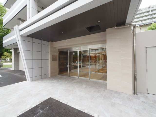 Alivis今福鶴見駅前のエントランス