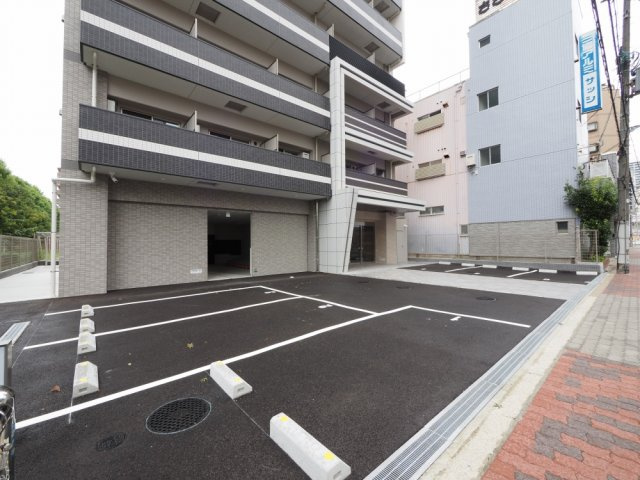 Alivis今福鶴見駅前の駐車場