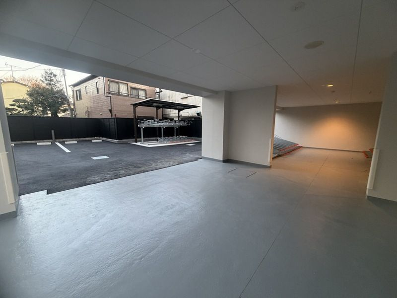 クレストコート北千住レジデンスの駐車場