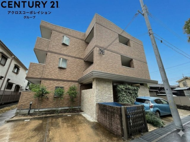 オートロックで外部の人間が簡単に出入りできないため安心です。