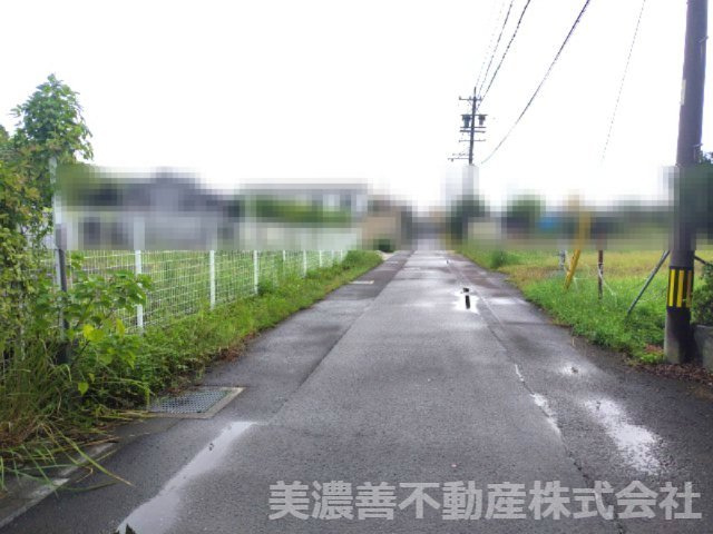 ６７４２６　岐阜市福富天神前土地の前面道路含む現地写真