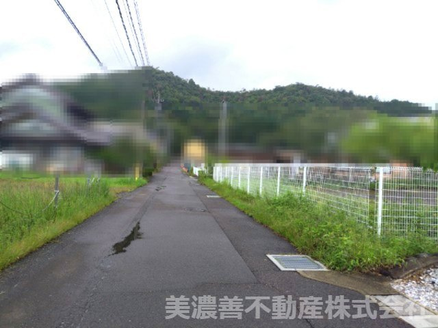 ６７４２６　岐阜市福富天神前土地の前面道路含む現地写真