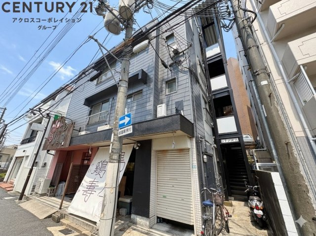 外壁タイル貼りのおしゃれな外観です。