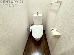 温水洗浄便座付きのトイレです♪