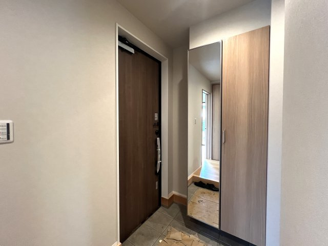 全室2面採光でたくさん光を取り込む明るいお家☆収納もたーっぷり♪アイランドキッチンがメインの広々LDKは勾配天井もキュンポイント♪【泉区岡津町】新築戸建の玄関|毎日通る玄関はこちらです