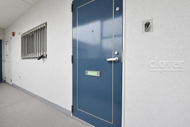 【その他共用部分】 | サニーハウス東陽町 | 皆様をお迎えする、お部屋の玄関ドア。開けやすさや開放角度、ドアノブの操作しやすさや鍵の形状などを、現地で一度ご確認ください。～即日のご見学可能～　お問合せはお気軽にどうぞ。
