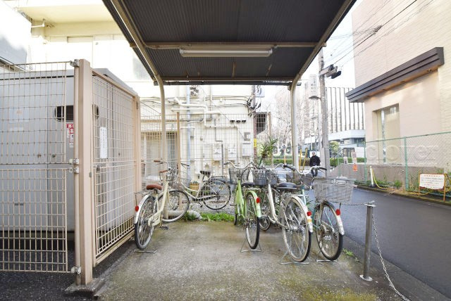 【駐輪場】 | サニーハウス東陽町 | 自転車置き場。マンションの共用部にあたります。空きの有無や駐輪料金、各戸の台数制限などについては、改めてお問い合わせください。～即日のご見学可能～　お問合せはお気軽にどうぞ。
