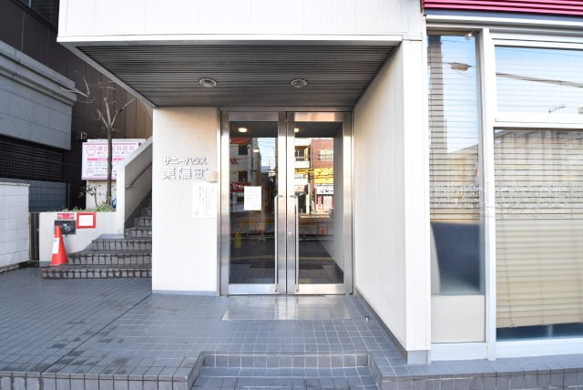 【エントランス】 | サニーハウス東陽町 | マンションの正面エントランス。出入りする人間を癒してくれるマンション入り口であり、その建物の「顔」でもあります。～即日のご見学可能～　お問合せはお気軽にどうぞ。
