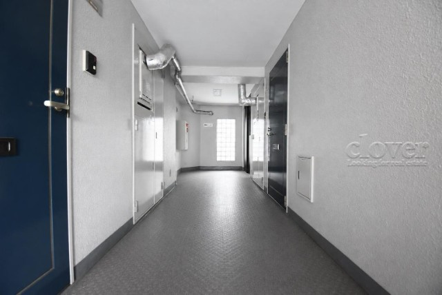 【その他共用部分】 | サニーハウス東陽町 | 共用廊下です。ここもきれいに清掃されています。周囲のお部屋の様子も、ぜひ伺ってみてください。～即日のご見学可能～　お問合せはお気軽にどうぞ。
